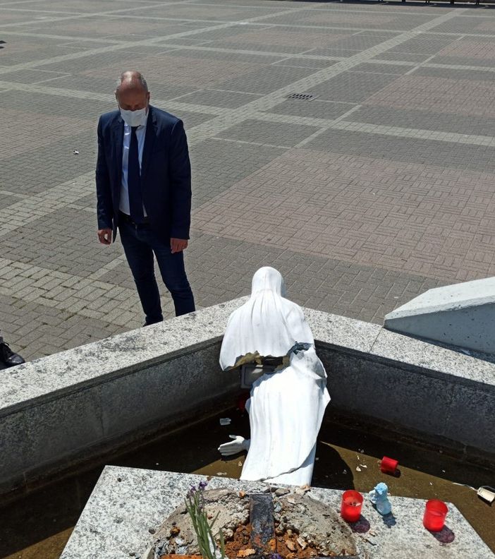 Collegno, danneggiata la statua della Madonna dei Poveri