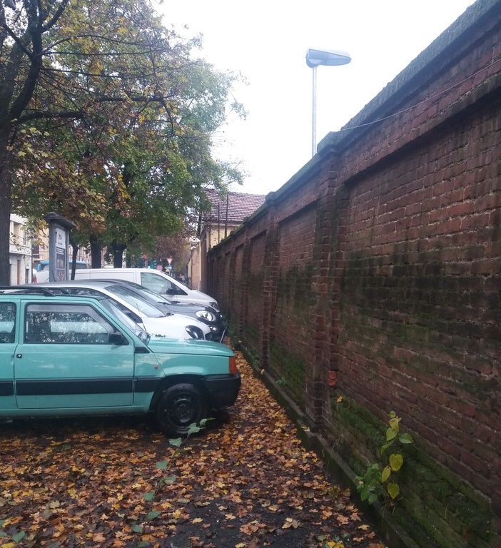 In corso Orbassano niente più auto a ridosso del muro della Caserma Riberi
