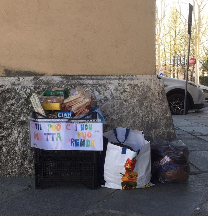 Moncalieri, distrugge la cassetta degli aiuti alimentari. I volontari la riaggiustano