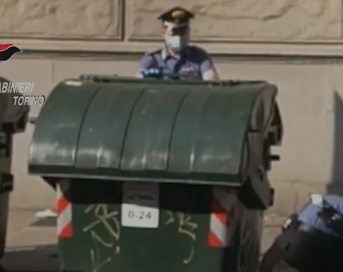 Il cassonetto dei rifiuti era diventato il deposito per lo spaccio: i carabinieri sequestrano 100 dosi di eroina e cocaina [VIDEO]