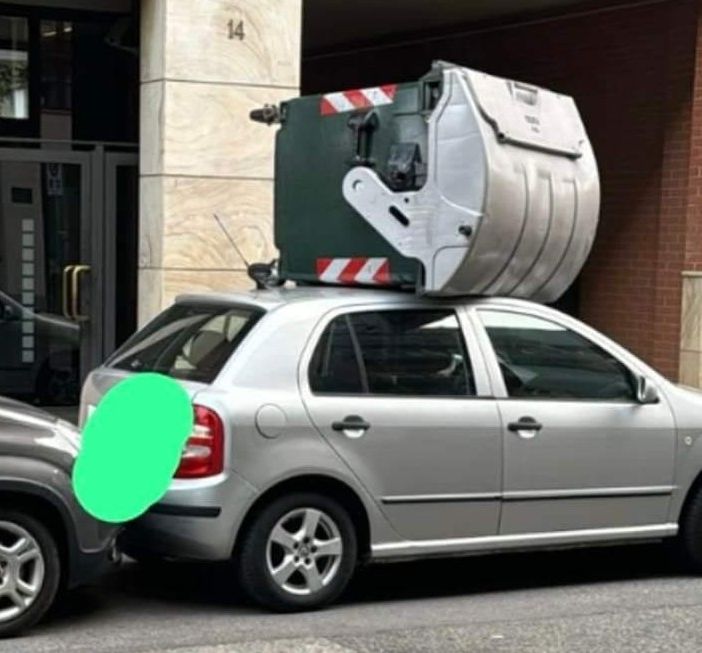 A Torino un cassonetto della spazzatura finisce sul tettuccio di un'automobile