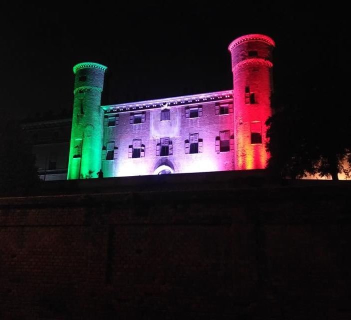 Il Castello di Moncalieri illuminato con il tricolore si prepara alla riapertura
