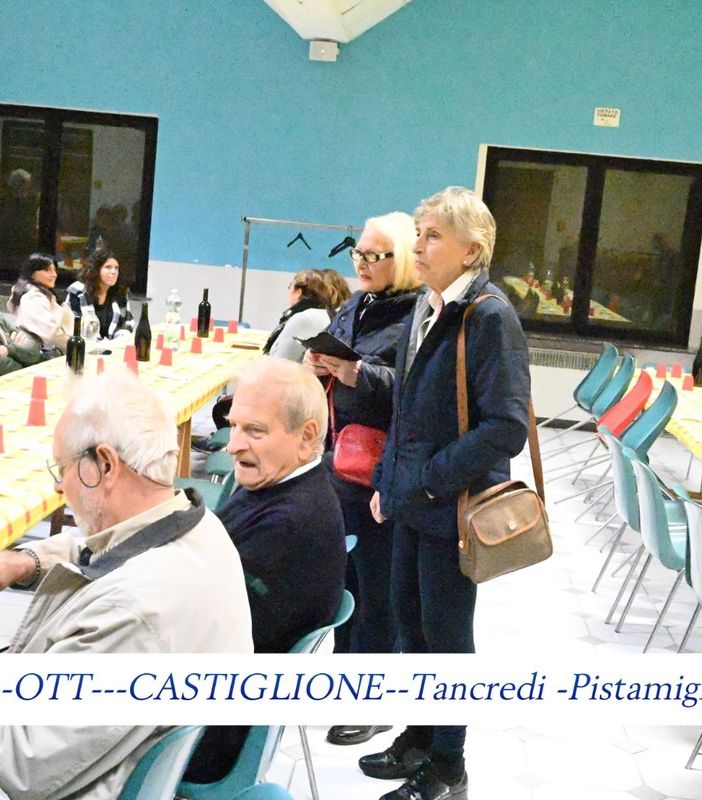 festa a Castiglione con tavolate e cibo