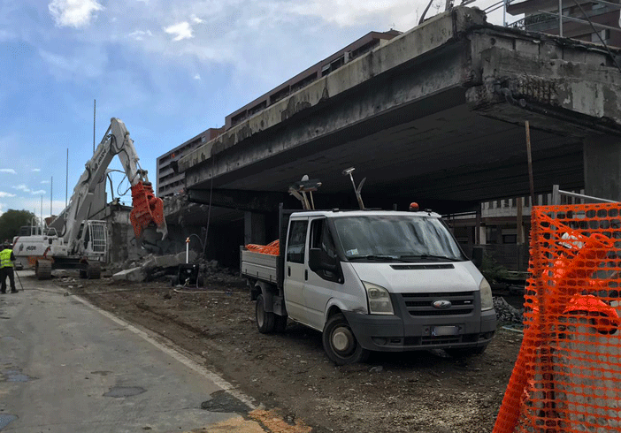 Cavalcavia di corso Grosseto, iniziati i lavori per l’abbattimento dell’ultimo pezzo: cambia la viabilità