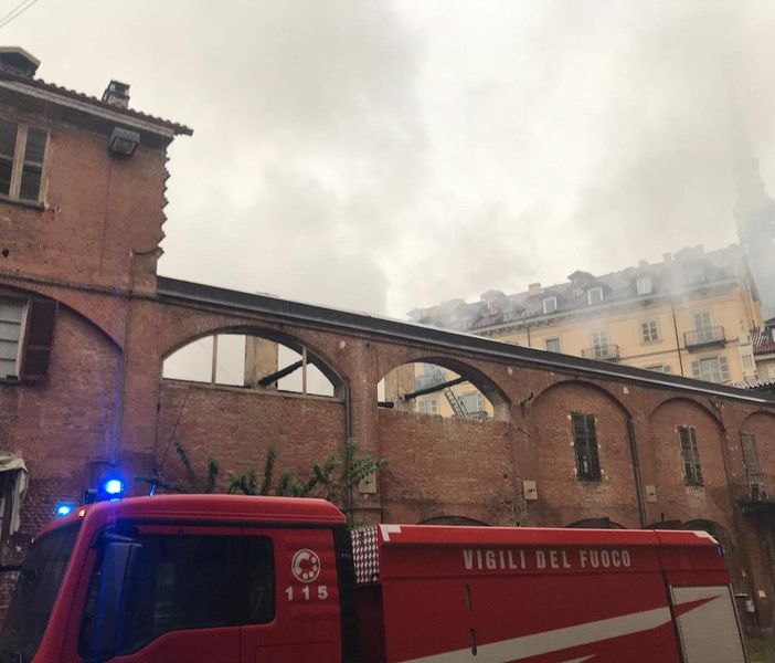 Cavallerizza, primo passo dopo l’incendio: stop agli eventi. Ma resta da sciogliere il &quot;nodo&quot; dell'occupazione