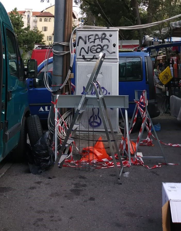 Alcuni banchi costretti a spostarsi