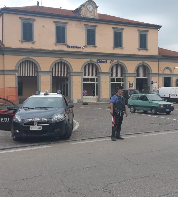 Chieri, senza mascherina si è rifiutato di scendere dal treno: arrestato