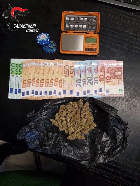 Minorenne di Pinerolo trovato con 27 grammi di marijuana e mille euro in contanti: denunciato dai carabinieri di Marene