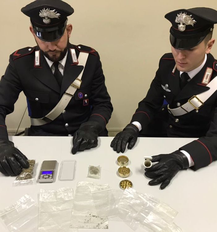Denunciato un 20enne di Busano per droga: in casa aveva marijuana e strumenti per confezionare dosi (VIDEO)