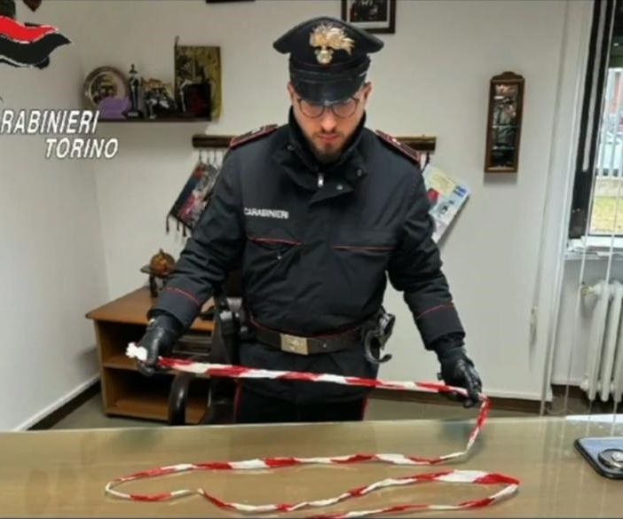 Settimo Torinese, denunciati i 9 ragazzi che hanno teso un nastro in strada di notte: hanno meno di 16 anni