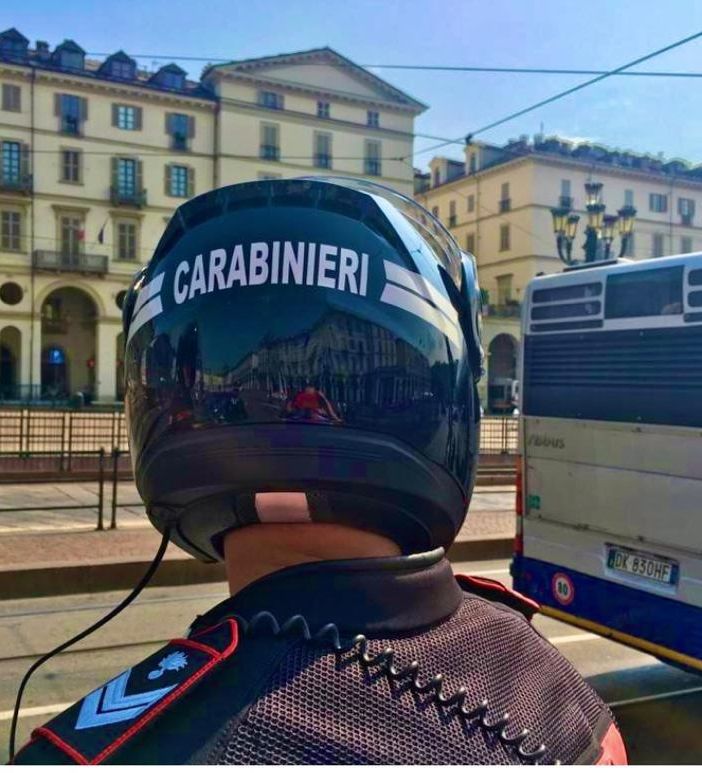 Ruba il portafoglio a un anziano sul bus 33: arrestato dai carabinieri