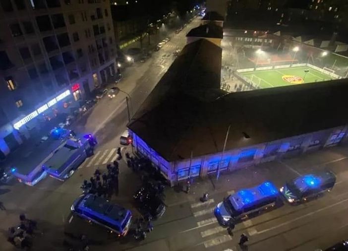 Sede Radio Black out con polizia all'esterno