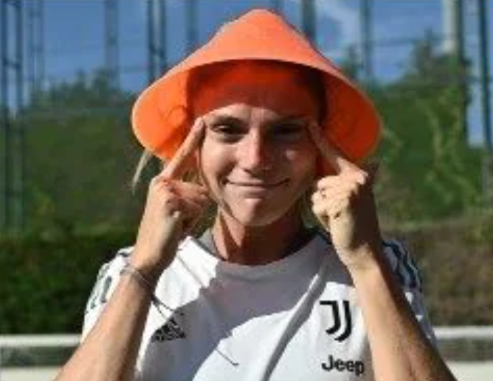 calciatrice in maglia bianconera con occhi a mandorla e conetto in testa