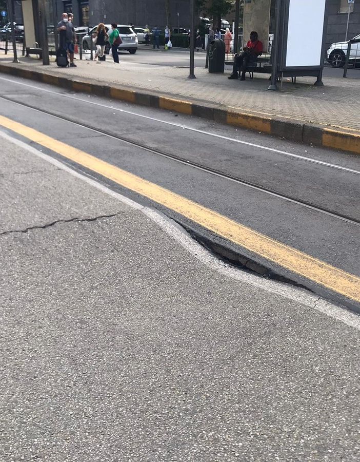 Cede l'asfalto in corso Tassoni: chiusa la strada e traffico deviato [FOTO]