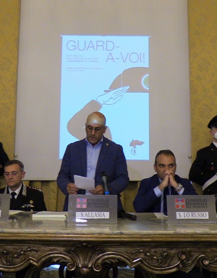 tavolata di persone sedute per una celebrazione