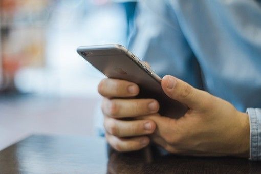 Telefono cellulare in una mano