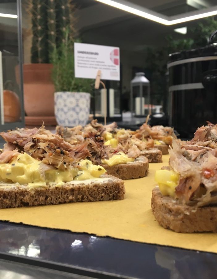 Anatra, patate caramellate e verza, ma anche sua maestà il salmone: ecco cosa c'è da sapere sulla cena danese del Mortensaften, a Torino il 15 novembre