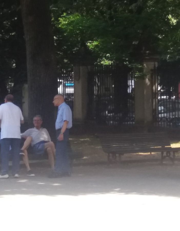 Merende a Mirafiori, balli (in ritardo) a Santa Rita e bocce a Cavoretto: l'estate degli anziani in città