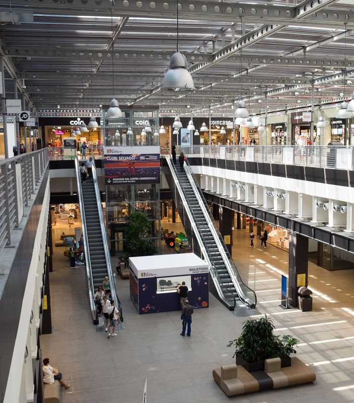 Centro commerciale con negozi e scale mobili