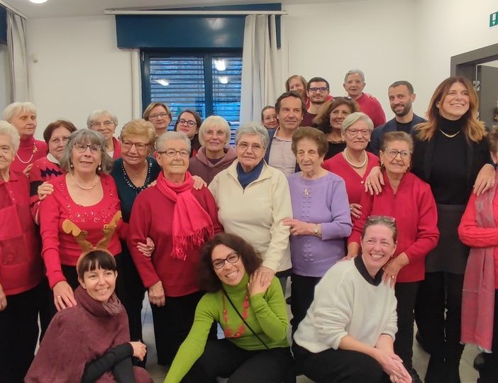 Gli anziani ballano e cantano alla riapertura del centro di via Osasco