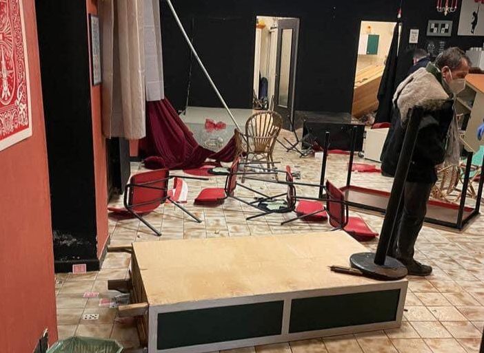 sala danneggiata dai vandali
