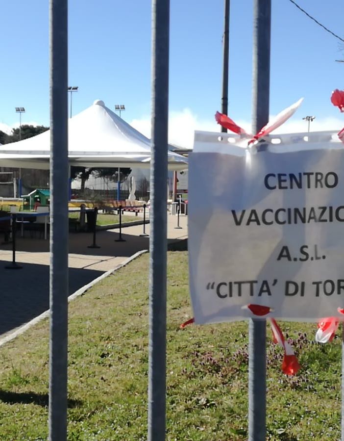 Il centro vaccinale di via Artom, aperto e subito chiuso in via precauzionale