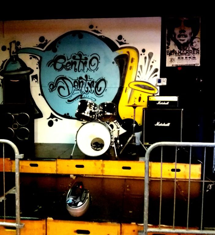 Via dalla strada, tutti in sala prove: a Mirafiori il “miracolo” del Centrodentro suona rock e parla in rima