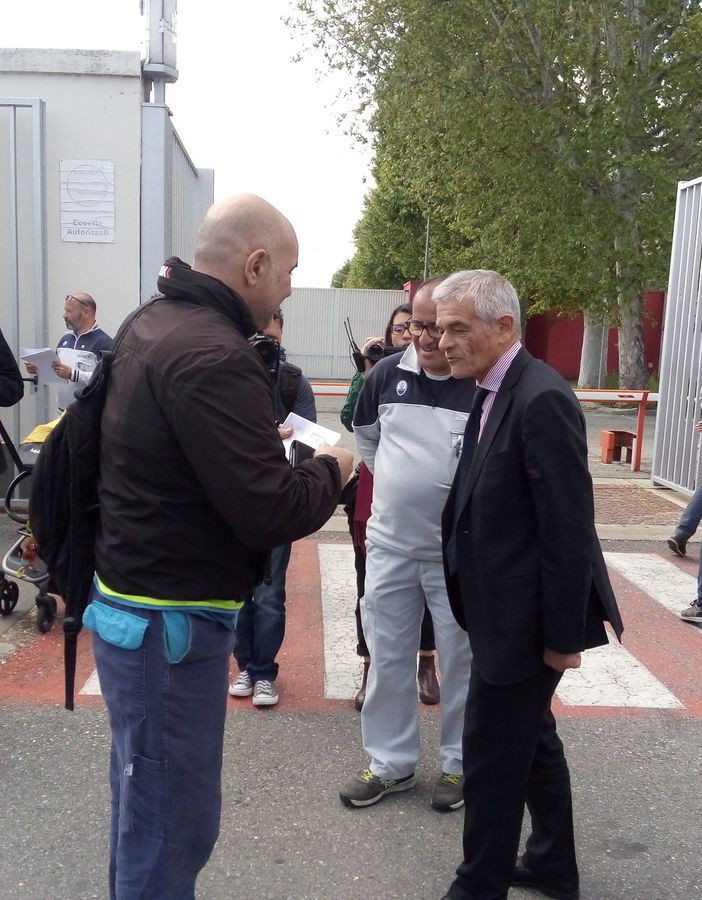 Chiamparino alla porta 2 di corso Tazzoli ignorato da molti operai Fca: &quot;30 anni fa sarebbe stato anche peggio&quot;