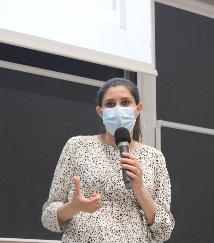 Chiara Appendino parla al microfono