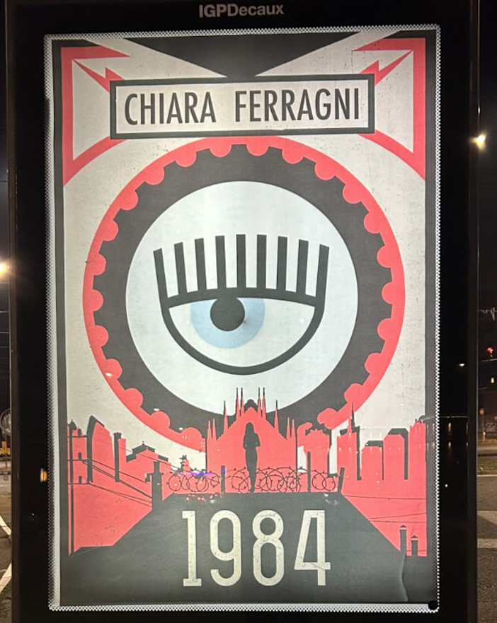 Chiara Ferragni finisce sui manifesti del Banksy di Torino in stile &quot;1984&quot;: &quot;Prigioniera dei suoi stessi social&quot;