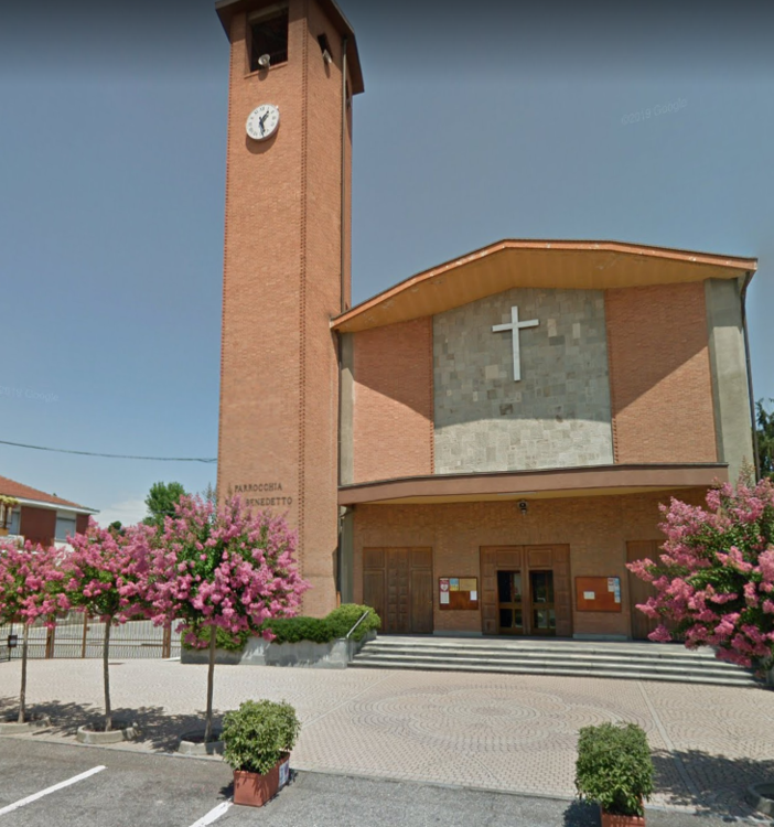 Paura a San Mauro, crolla un pezzo di soffitto della chiesa di San Benedetto e colpisce una donna di 76 anni