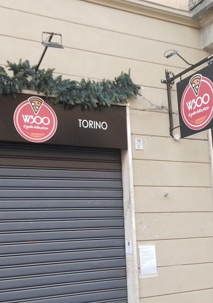 Serrande abbassate pizzeria