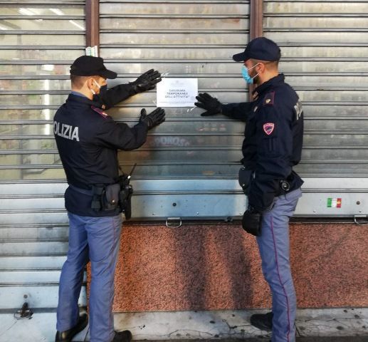 Continuavano a vendere alcolici, incuranti degli ultimi decreti: licenza sospesa e multe per tre negozi
