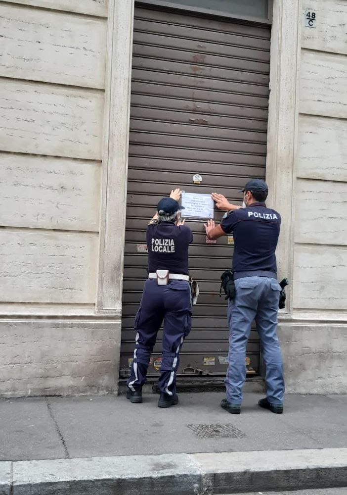 I clienti bevono al bancone e guardano la tv, ma nessuno ha la mascherina: locale chiuso per 5 giorni