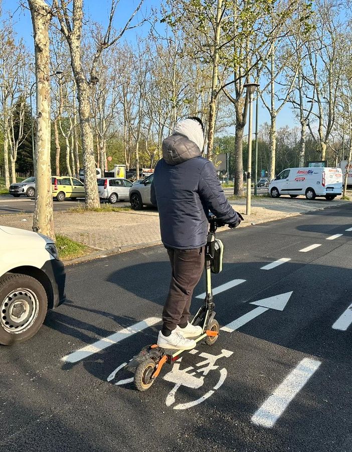 Corsia per le bici nel controviale di corso Trapani