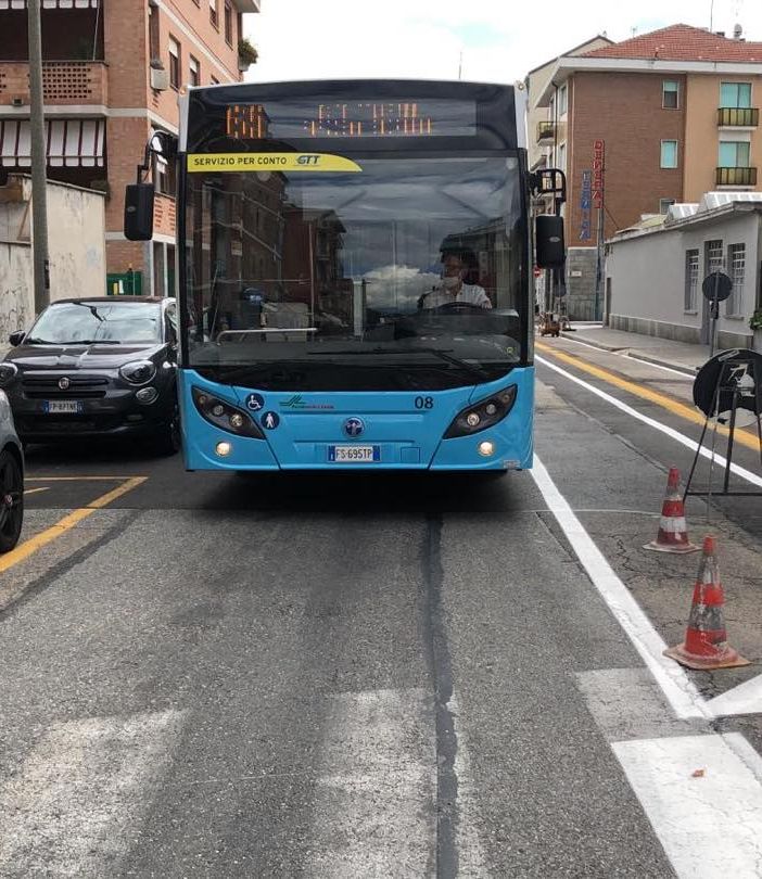 bus in strada con ciclabile