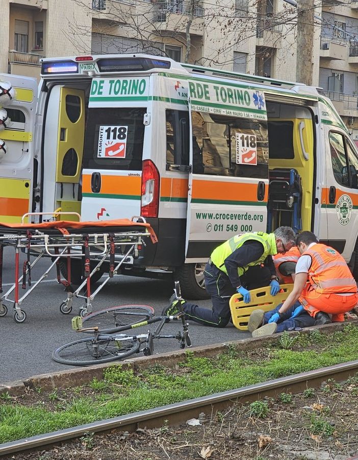 Ragazzo in bici investito in corso Agnelli: traffico in tilt per mezz'ora