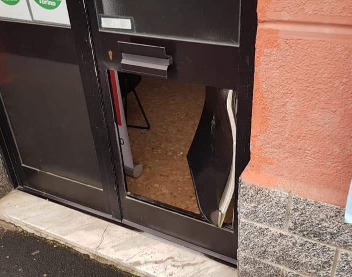 Vandali in azione al circolo PD di Venaria