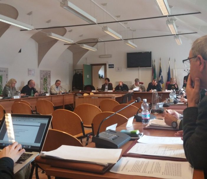 Quasi trenta emendamenti per le linee guida in Circoscrizione 2: il Consiglio cade dopo l'approvazione