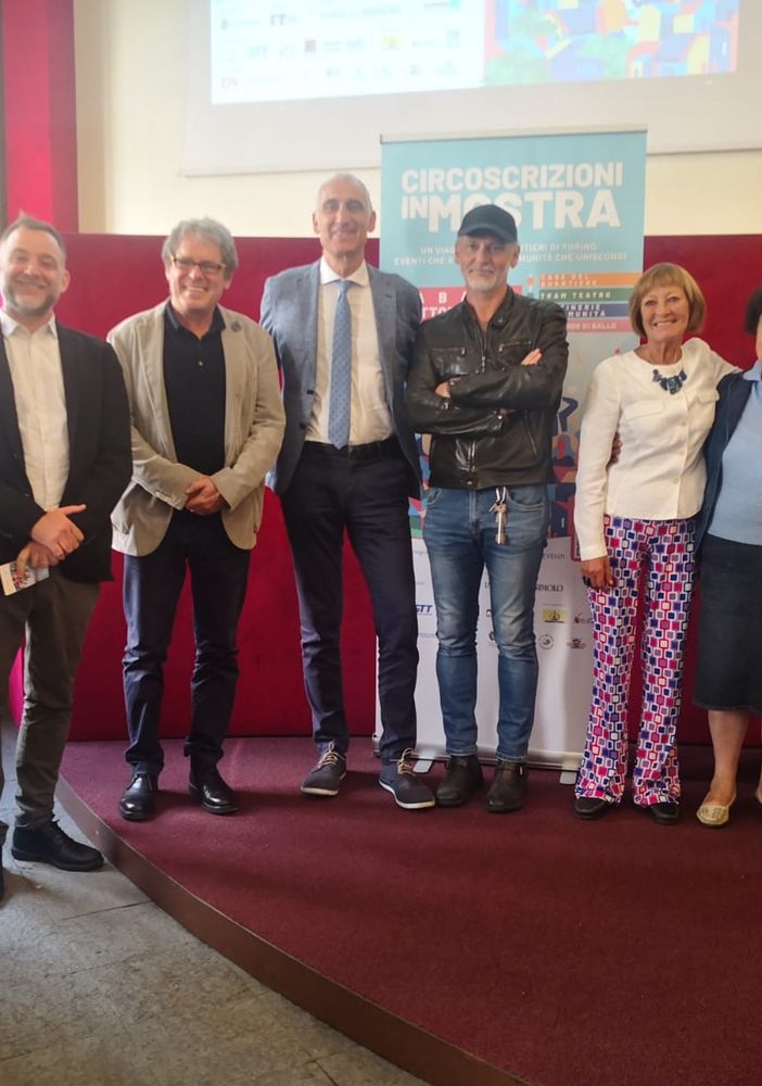 Presentazione in sala rossa con persone in piedi
