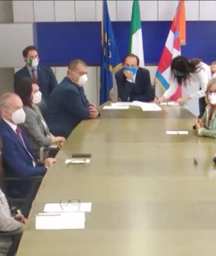 Regione, Cirio firma il &quot;bonus Piemonte&quot;: aiuti per parrucchieri, ristoranti, bar e discoteche