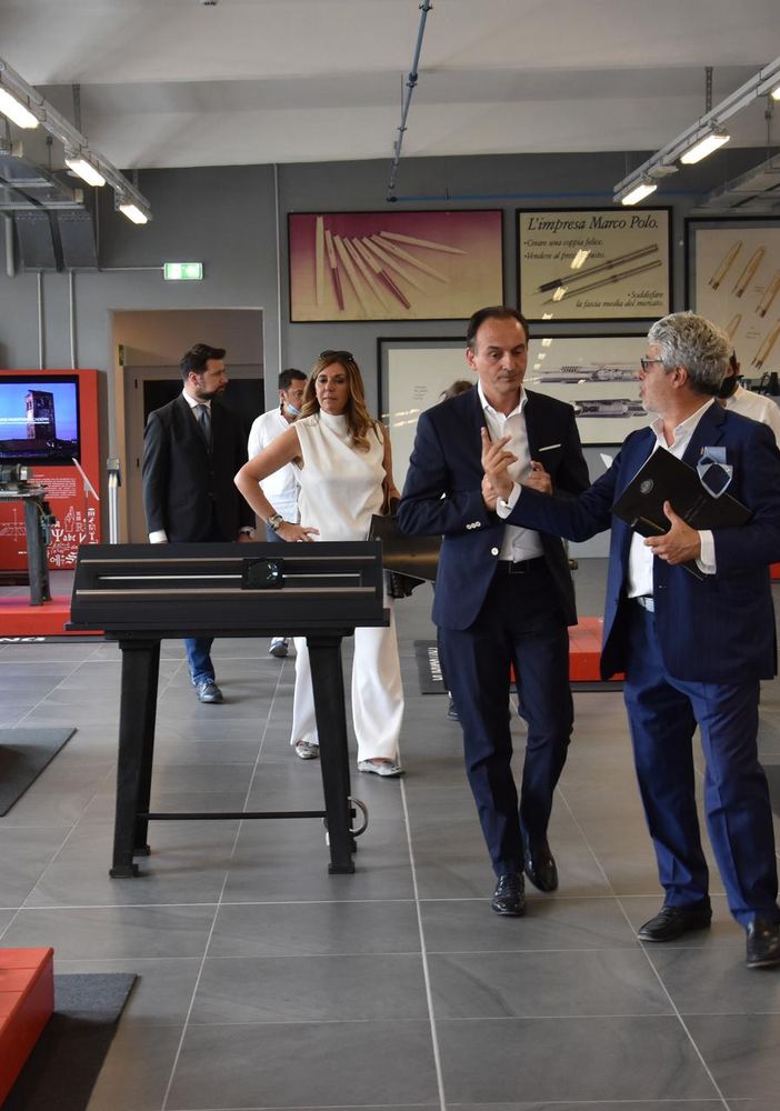 Il presidente Cirio in visita all'Officina della Scrittura per festeggiare la riapertura