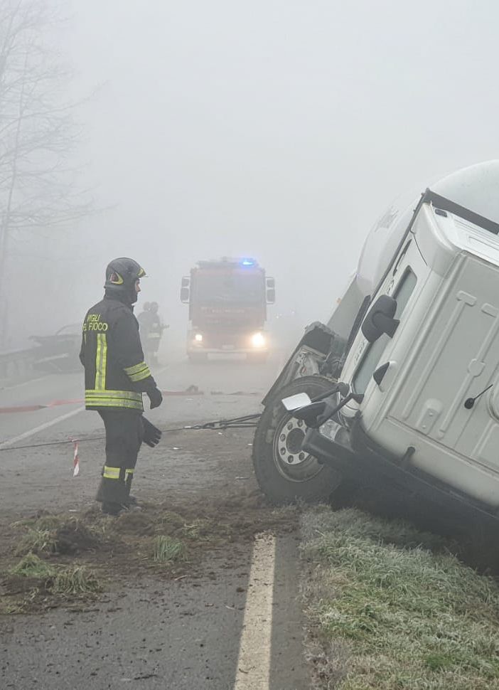 Carignano, incidente per una cisterna carica di gpl: 6.000 litri da travasare e strada chiusa per quasi 10 ore [FOTO]