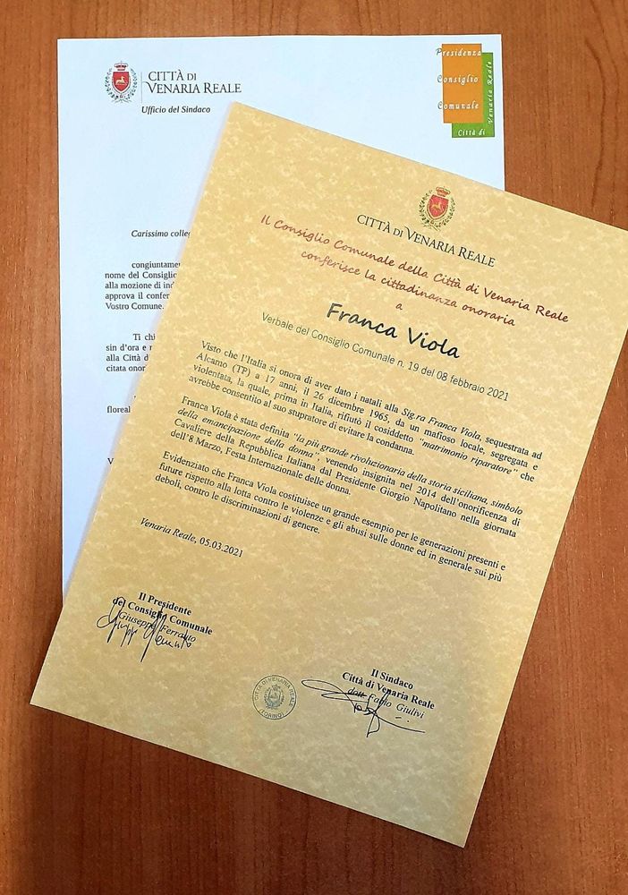 la pergamena della cittadinanza onoraria per Franca Viola