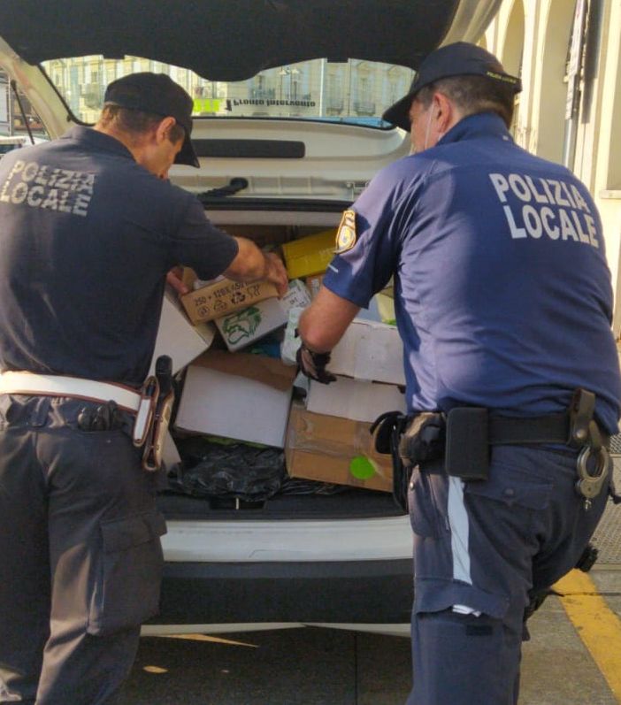Sequestrati 25 mila sacchetti di plastica venduti abusivamente a Porta Palazzo