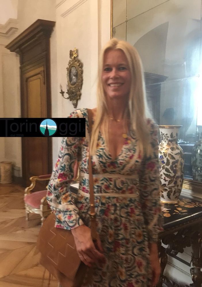 Claudia Schiffer a Torino, tutti pazzi per lei a Palazzo Civico