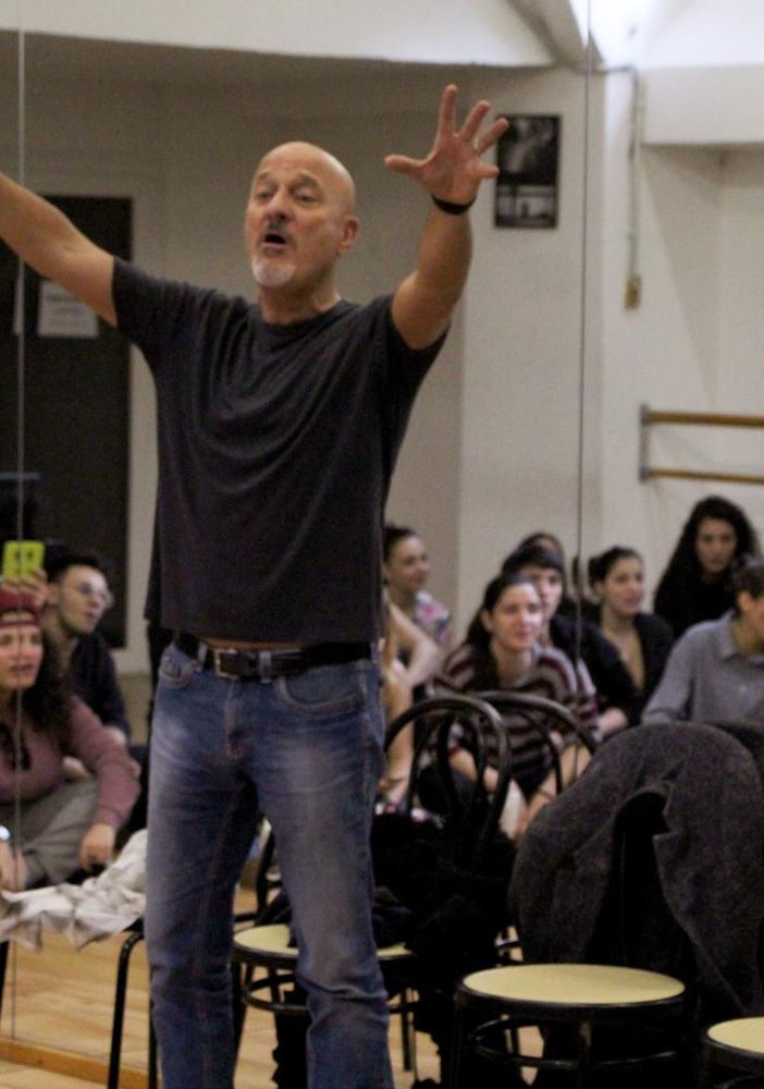 Claudio Bisio in visita alla Gypsy Musical Academy di Torino