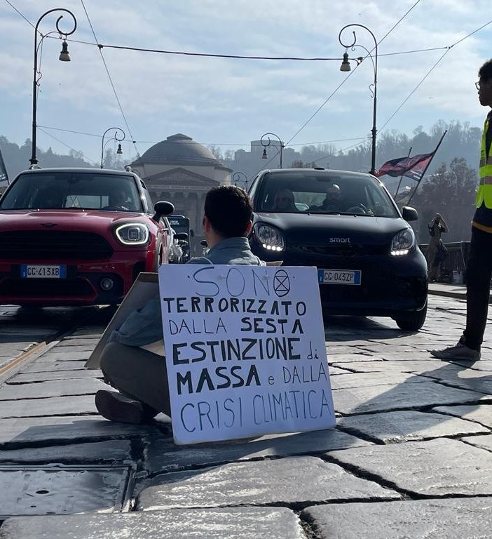 Il flashmob di protesta di ieri in piazza Vittorio degli Extinction Rebellion