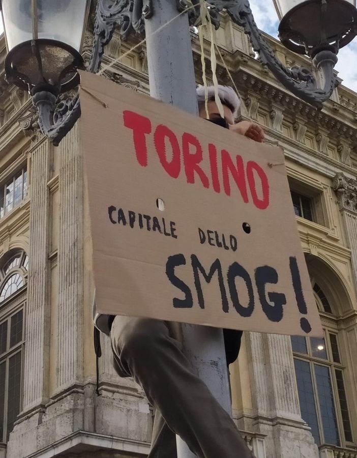 Fridays for Future di nuovo in piazza a Torino: &quot;Ripartire ma nel rispetto di clima e ambiente&quot; [FOTO]