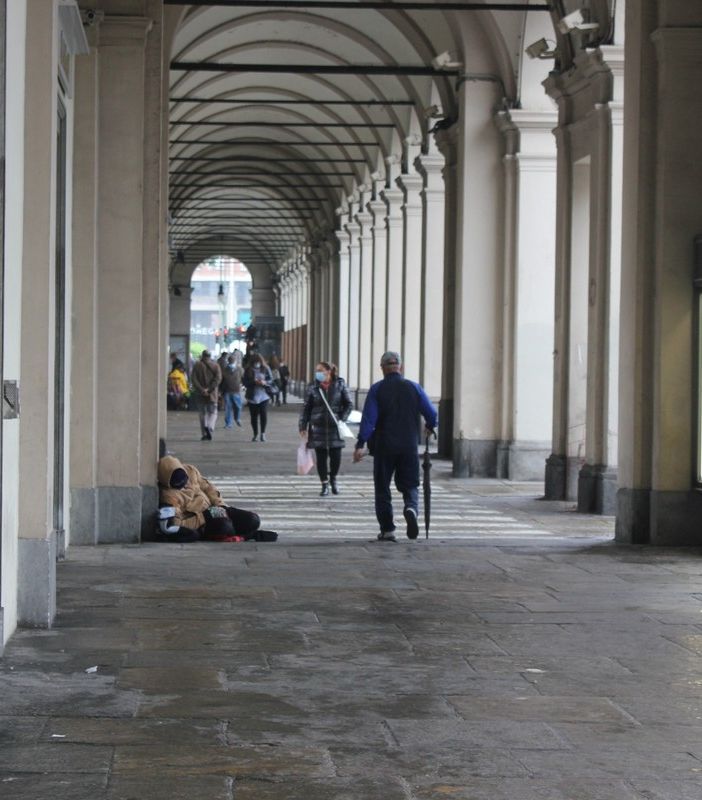Piazza Statuto, via i &quot;panettoni&quot;: tornano i clochard, ma residenti e commercianti sono esasperati [FOTO]